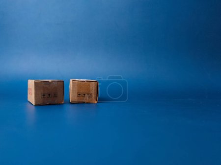 Miniatur Mini Express Blind Box auf blauem Hintergrund mit Kopier- und Textfläche.