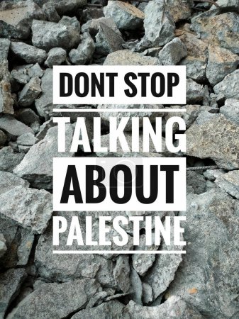 Téléchargez les photos : Texte Ne cessez pas de parler de Palestine sur un fond de pierre de béton de ciment cassé. - en image libre de droit