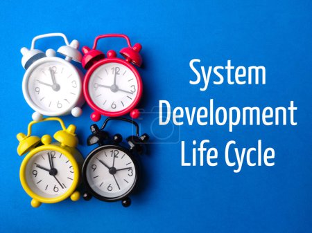Uhr von oben mit Text System Development Life Cycle auf blauem Hintergrund.