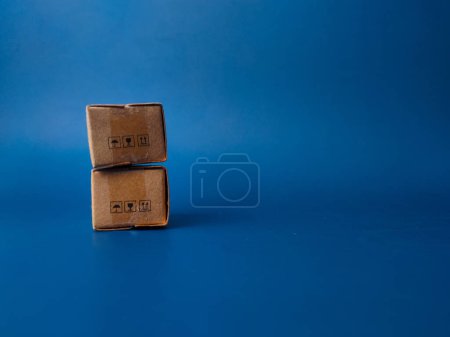 Miniatur Mini Express Blind Box auf blauem Hintergrund mit Kopier- und Textfläche