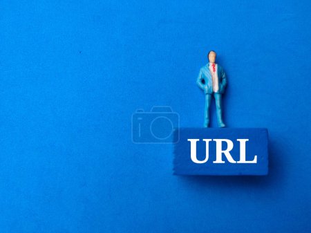 Foto de Vista superior de personas en miniatura con URL de texto sobre fondo azul - Imagen libre de derechos