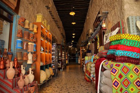Foto de Doha, Qatar, 4.27.2023.Souq Waqif: Centro comercial tradicional. - Imagen libre de derechos