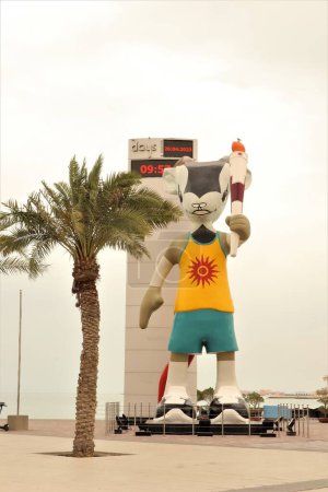Foto de Doha, Qatar - 26 de abril de 2023: Enorme monumento de Oryx en la zona de la corniche de Doha con enfoque selectivo. Golfo Arábigo, Oriente Medio. - Imagen libre de derechos