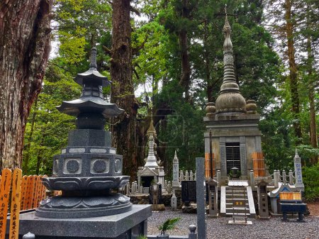 Téléchargez les photos : Souvenir zen : Ancien cimetière de Koyasan, Wakayama, Japon - en image libre de droit