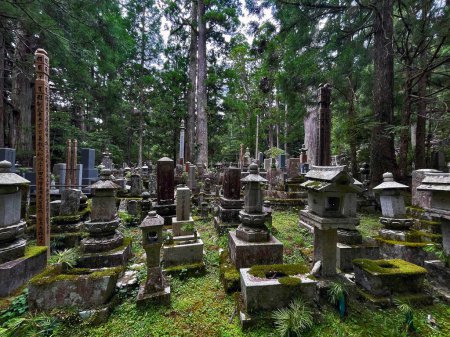 Téléchargez les photos : Esprit énigmatique : Temple et cimetière Tranquillité de Koyasan, Wakayama, Japon - en image libre de droit