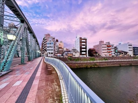Puente de acero de hierro de Nishi Chaya en Sunset, Kanazawa, Ishikawa, Japón