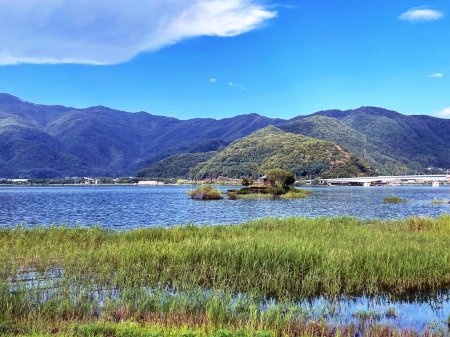 Reflexiones de cinco lagos: Panorama del lago Kawaguchiko, Prefectura de Shizuoka, Japón