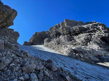 Vistas glaciales: vistas expuestas vía Ferrata en Adamello Brenta, Bocchette, Dolomitas