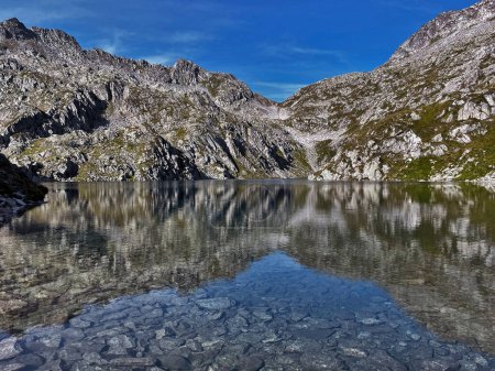 Reflexiones impresionantes: Cinque Laghi Alpine Lake, Madonna Di Campiglio, Adamello Brenta