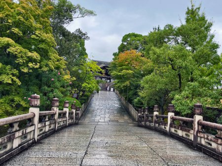 Portail sacré : Pont d'entrée iconique de Fushimi Inari Taisha, Kyoto, Japon