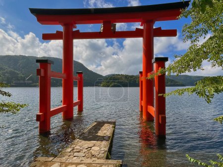 Beyond the Shores: Panoramic Hakone Red Jinja Torii Gate lake, Kanagawa Prefecture, Japón