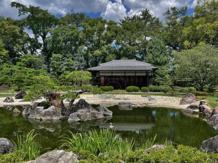 Foto de Retiro tranquilo: Kenroku-en 's Zen Oasis, Kanazawa, Ishikawa, Japón - Imagen libre de derechos