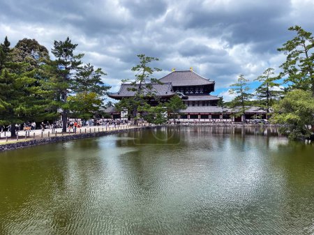 Foto de Tranquilidad intemporal: Templo de Nara y jardín japonés escénico, Kyoto, Japón - Imagen libre de derechos