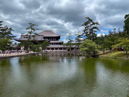Foto de Belleza tranquila: Templo de Nara y jardín japonés escénico, Kyoto, Japón - Imagen libre de derechos