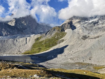 Reflet de Majesté : Vue sur le lac des Glaciers dans le parc national de la Vanoise, Hautes Alpes, France