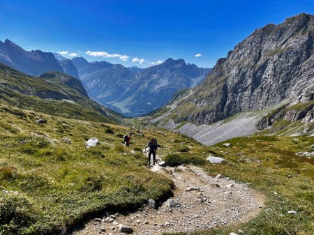 Senderismo en valles tranquilos Senderos del Parque Nacional de Vanoise, Altos Alpes, Francia