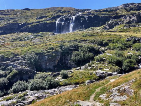 Panoramas des chutes d'eau du Val Cenis : vue sur le sentier de haute altitude, parc national de la Vanoise, France