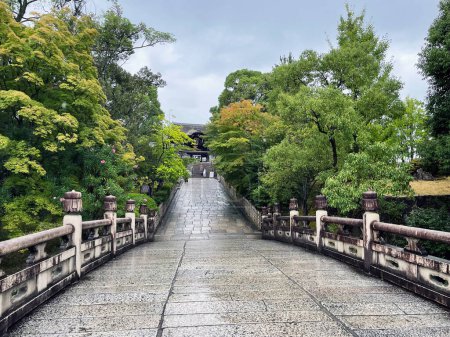 Foto de Ritual Passage: Fushimi Inari Taisha Shrine Gate Bridge, Kyoto, Japón - Imagen libre de derechos