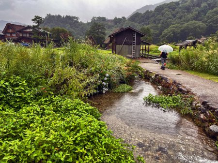 Téléchargez les photos : Tranquillité intemporelle : authentique vie de village à Shirakawa Go, Japon - en image libre de droit