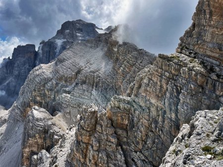 Téléchargez les photos : Vues sur le vertige : Hauteurs de sentiers exposés à Adamello Brenta, Bocchette, Dolomites - en image libre de droit