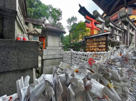 Spirituelle Passage: Fushimi Inari Taisha Torii Tortempel mit Ema, Kyoto, Japan