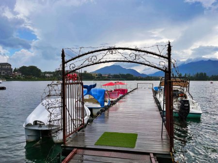 Paisaje icónico de Japón: Muelle de los cinco lagos de Kawaguchiko y vistas al monte Fuji, Japón