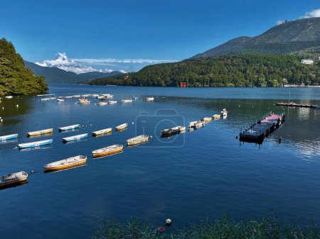 Hakone-See mit Touristenbooten und Blick auf den Fuji-Berg, Präfektur Kanagawa, Japan