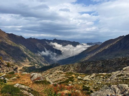 Alpine Escape: Schönheit der Wege und Hütten im Piemont, Pellice-Tal