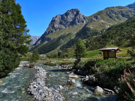 Village traditionnel et rivière des Hautes Alpes, Parc National du Pralognan la Vanoise, France