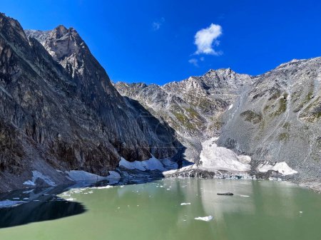 Bleu à couper le souffle : Merveilles du lac des Glaciers dans le parc national de la Vanoise, Hautes Alpes, France