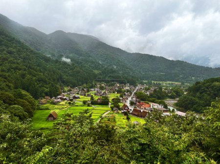 Téléchargez les photos : Retraite pittoresque à la campagne : un aperçu de la vie de village à Shirakawa Go, Japon - en image libre de droit