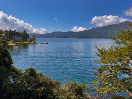 Vistas tranquilas: Hakone Lake 's Panoramic Beauty with mountain, Prefectura de Kanagawa, Japón