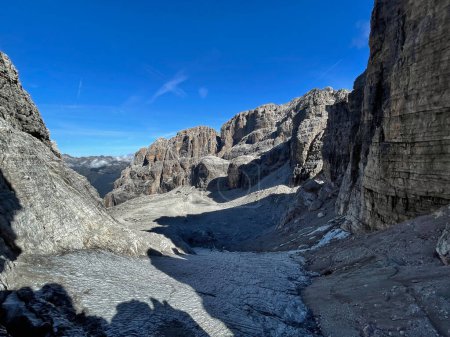 Montée de glace : Défi des glaciers exposés à Adamello Brenta, Bocchette, Dolomites