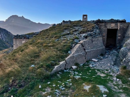 Bunker Segunda Guerra Mundial Vistas panorámicas a la montaña, Parque Nacional Vanoise, Altos Alpes, Francia