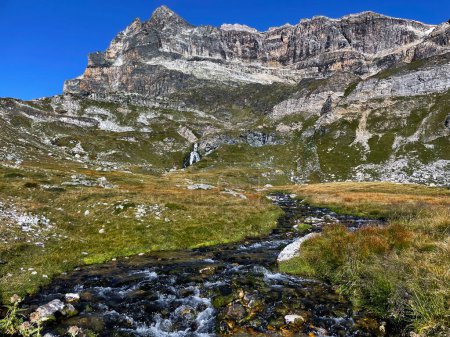 Gletscherfluss und Wanderwege: Panoramablick auf die Berge im Nationalpark Vanoise, Hautes Alpes, Frankreich