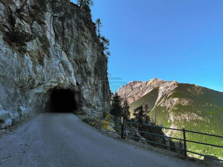 Téléchargez les photos : Route panoramique pour le Tour De France Bike Race, Col de l'echelle, Hautes Alpes, France - en image libre de droit