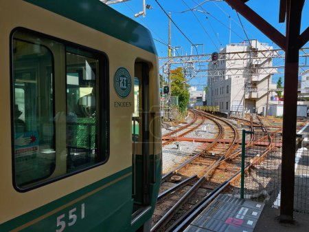 Nostalgische Reise: Oldtimer-Züge im Bahnhof Enoshima, Kanagawa, Japan