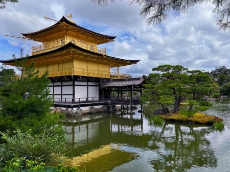 Kinkaku-ji Templo de oro y jardín zen con lago, Kioto, Japón