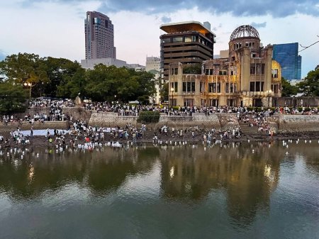Téléchargez les photos : Lueur de commémoration : Cérémonie de la lanterne Hiroshima et Mémorial de la bombe atomique, Japon - en image libre de droit