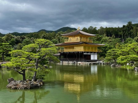 Kinkaku-ji Templo dorado y reflejo del lago, Kyoto, Japón