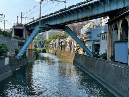 Kanal im Distrikt Kanda: Geheimnisvolle Nachbarschaft von Tokio, Japan