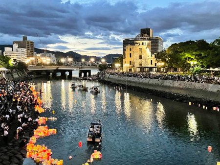 Téléchargez les photos : Éclat de lanterne : Cérémonie de la lanterne Hiroshima et Mémorial de la bombe atomique, Japon - en image libre de droit