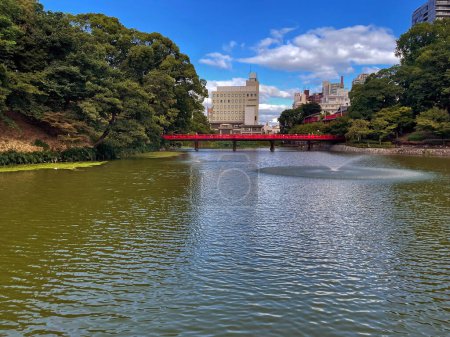 Téléchargez les photos : Oasis Détendez-vous dans le jardin de la ville d'Osaka et le lac, Osaka, Japon - en image libre de droit