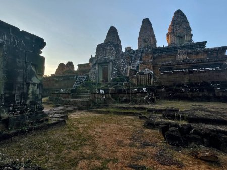 Majestätischer Sonnenaufgang: Die antike Schönheit des East Baray Tempels, Angkor Wat, Siem Reap, Kambodscha