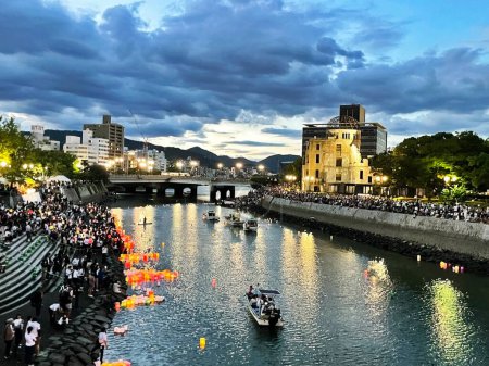 Téléchargez les photos : Lanternes en souvenir : Cérémonie des lanternes d'Hiroshima et Mémorial de la bombe atomique, Japon - en image libre de droit