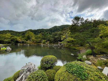 Jardín Zen y lago tranquilos en Gion, Kyoto, Japón