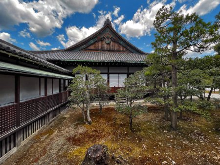 Temples tranquilles : Sanctuaires spirituels de Gion, Kyoto, Japon
