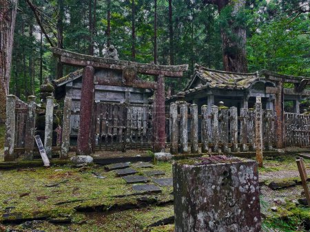 Téléchargez les photos : Harmonie dans la pierre : Temple et cimetière Tranquillité de Koyasan, Wakayama, Japon - en image libre de droit