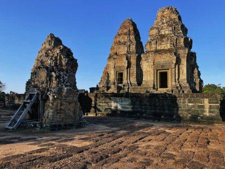 "Sonnenaufgangsspektakel: Erkundung des East Baray Tempels im Morgengrauen, Angkor Wat, Siem Reap, Kambodscha