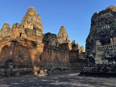 Sérénité du matin : Le lever du soleil embrasse le temple de Baray Est, Angkor Wat, Siem Reap, Cambodge